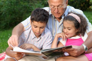 Comment restez connecté avec la famille: Conseils pour les personnes âgées
