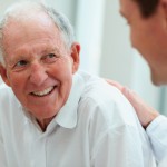 Alzheimer : pourquoi les aliments à manger avec les doigts fonctionnent mieux ?