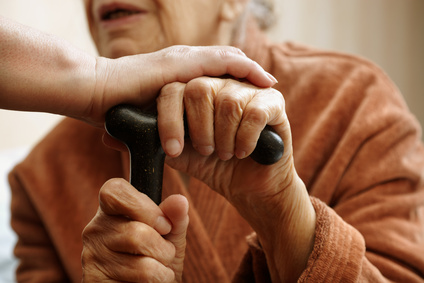 Comment accompagner une personne Alzheimer pendant les repas sans la brusquer ?