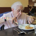 Alzheimer : pourquoi le cadre du repas influence l’appétit