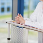 Professionnelle expliquant à une famille les critères de certification d’une résidence privée pour aînés (RPA) au Québec, dans un cadre rassurant.
